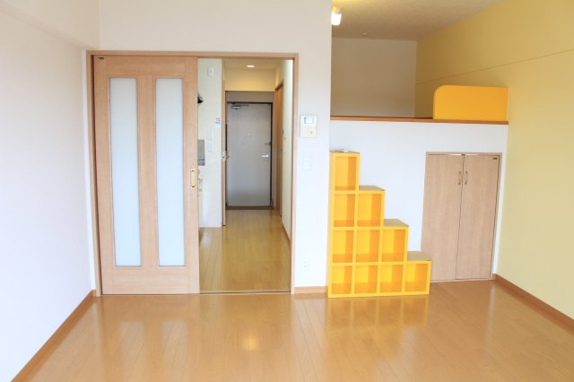 居室・リビング　写真は別の部屋です。