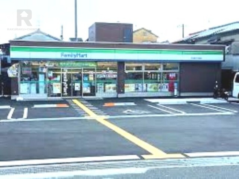 コンビニ　ファミリーマート東大阪六万寺町店（コンビニ）まで776m
