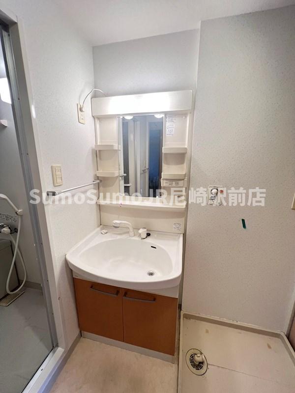 洗面設備　明るい洗面所です