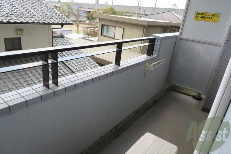 バルコニー　お天気の良い日は布団も干せてポカポカです。