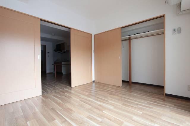 居室・リビング　仕切りを開ければ開放感があります