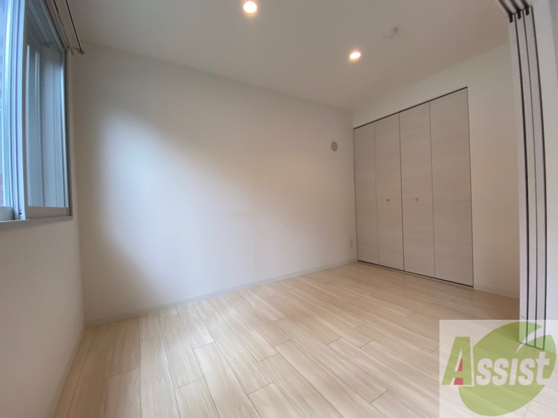 その他部屋・スペース　洋室は白いクロスにブラウンの建具が映えますね～