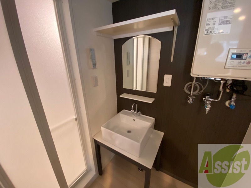 洗面設備　大きくて使いやすそうな独立洗面台になっています。