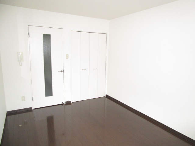 居室・リビング　別号室の内観となります。