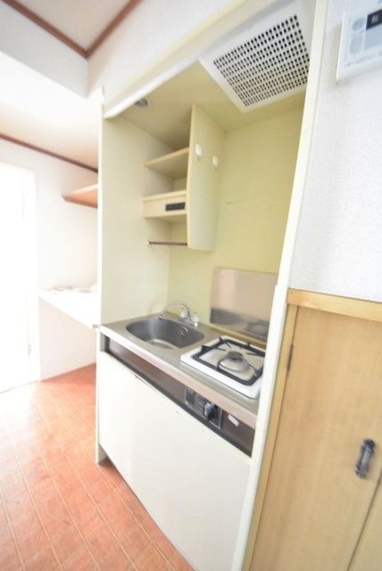 キッチン　都市ガスキッチンで隣に棚がございます