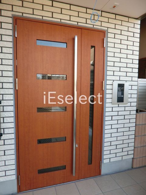 セキュリティ　オートロック対応のエントランス。