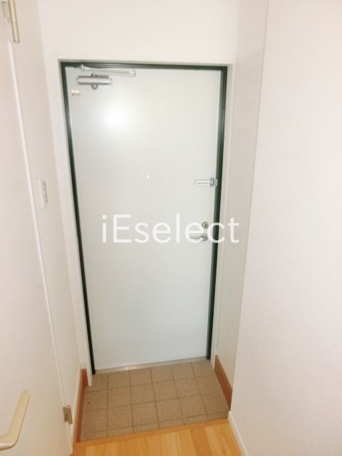 玄関　玄関にはトールタイプのシューズボックス。