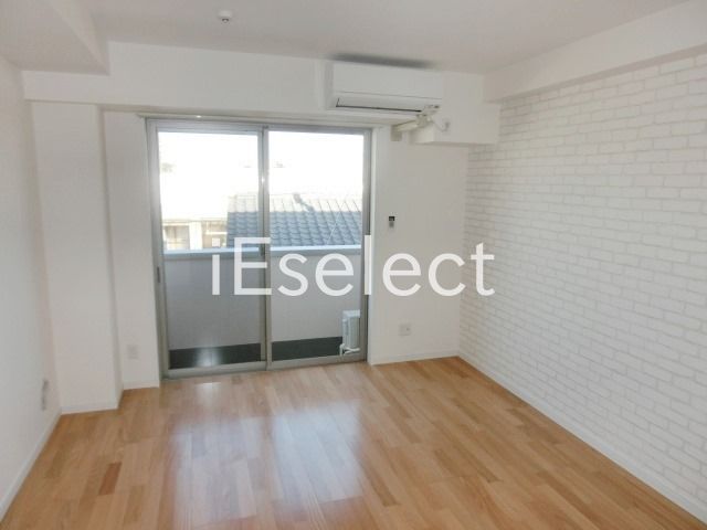 居室・リビング　フローリング張りでアクセントクロスのお部屋です。