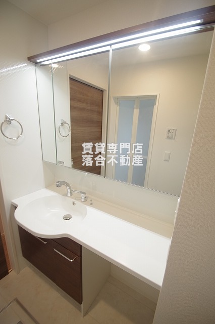 洗面設備　広々とした使いやすい独立洗面台