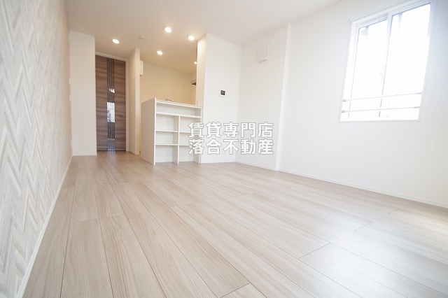 居室・リビング　清潔感のあるゆったりとしたリビング♪