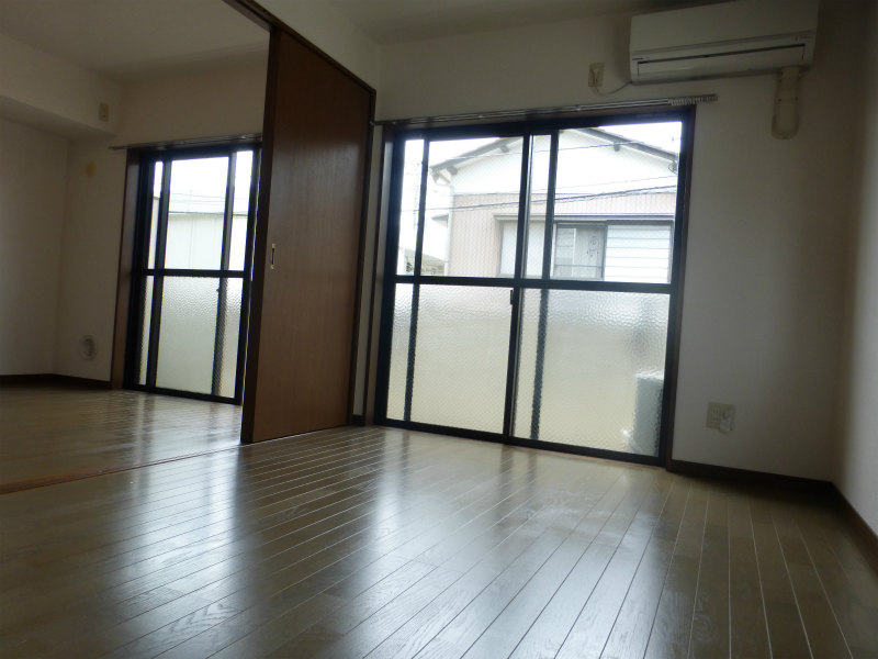 居室・リビング　同建物の別部屋の写真です。