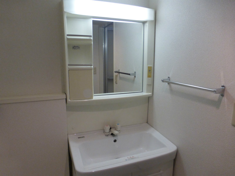 洗面設備　同建物の別部屋の写真です。