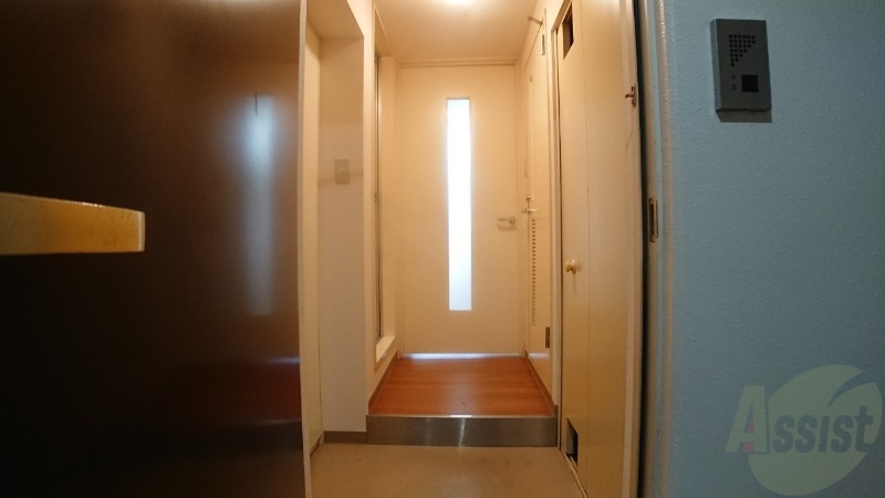 玄関　玄関の様子です。明るい印象ですね。気分もあがりそう。