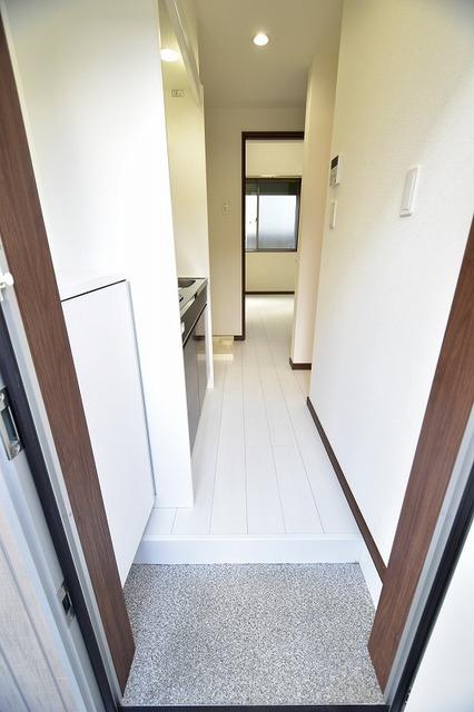 玄関　白い壁、床好みの方におすすめ♪
