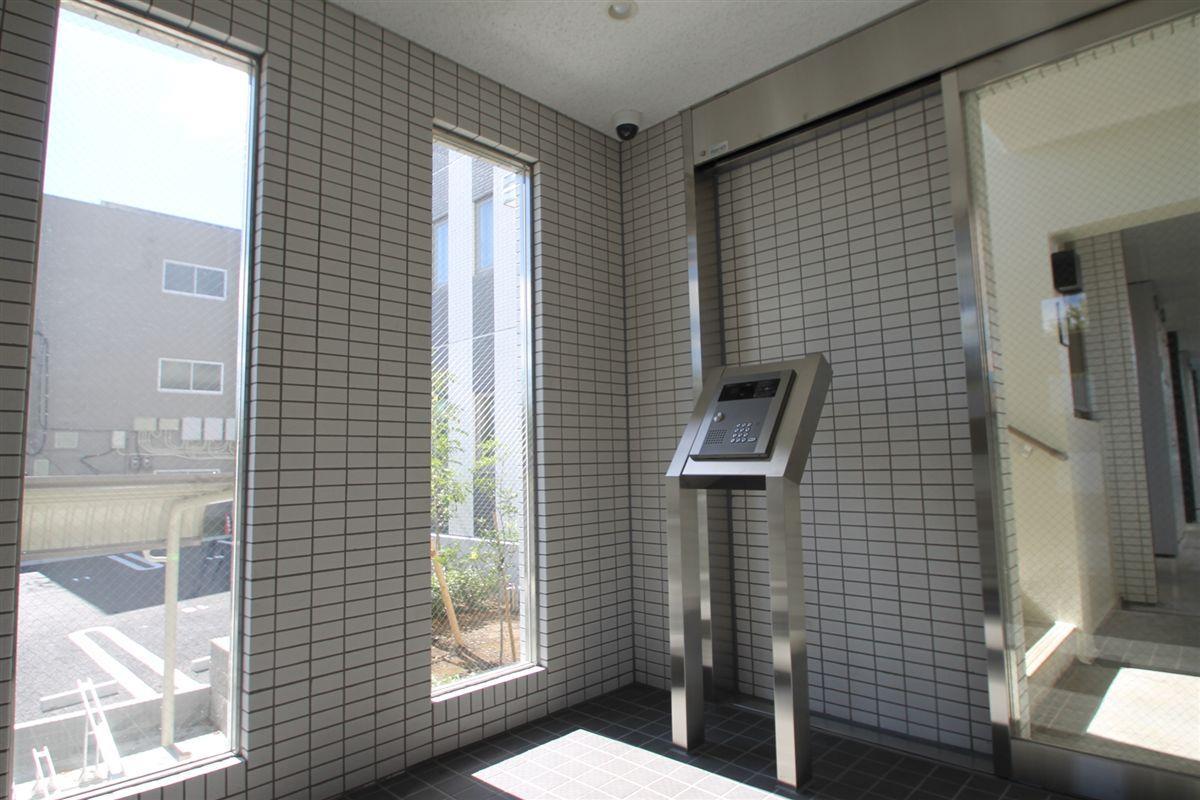 エントランス　オートロック付きエントランス