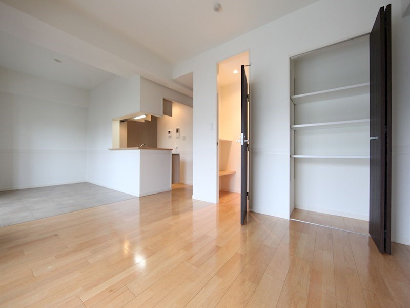 居室・リビング　ＬＤＫ13.3帖　カウンターキッチン　南面バルコニー