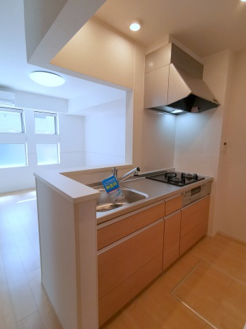 キッチン　３口ガスコンロとグリル付きの対面式システムキッチン