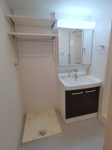 洗面設備　シャンドレ付き洗面化粧台と室内洗濯機置き場