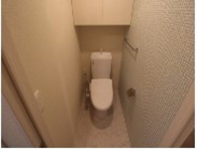 トイレ　温水洗浄便座付きのトイレです。