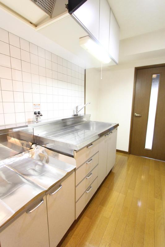 キッチン　同タイプ・別部屋写真です。現況優先となります。