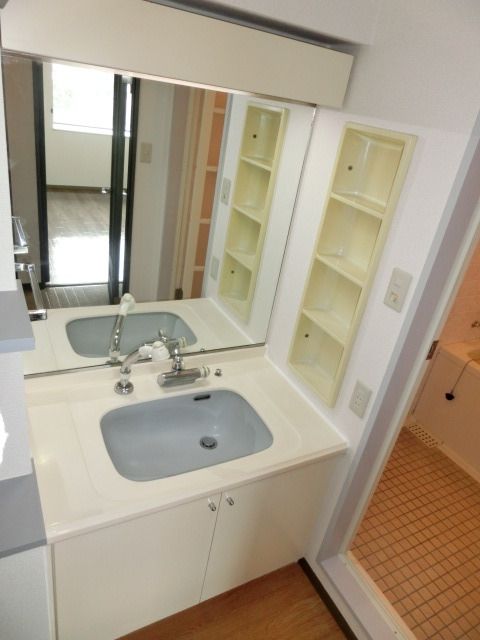 洗面設備　ワイドな洗面台