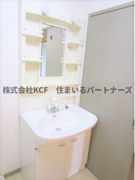 洗面設備　ゆったりとスペースのある洗面所