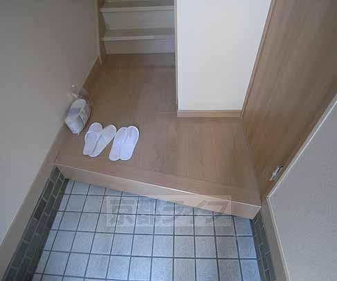 玄関　玄関横にトイレ。緊急の場合に対応しています。