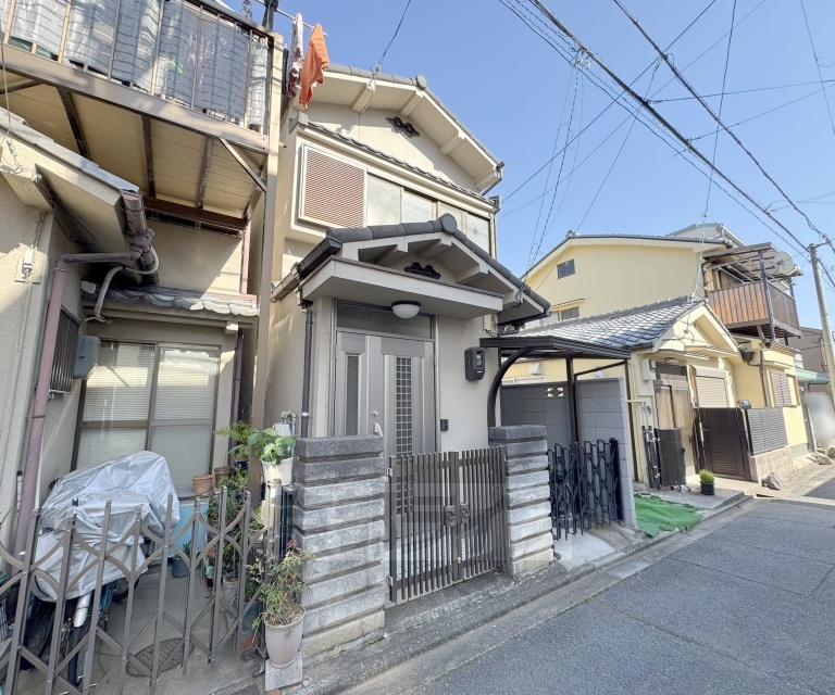 建物外観　外壁は塗りなおしてあり、きれいです。