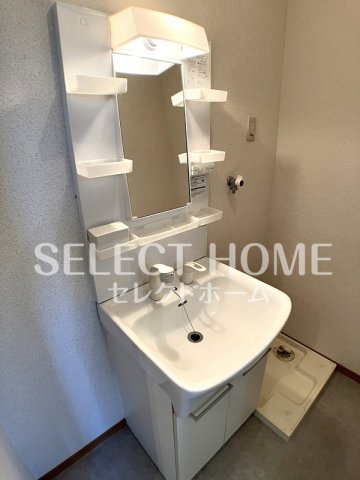 洗面設備　独立洗面台、小物を置くことができて便利です