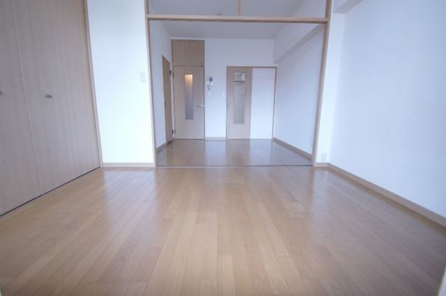 居室・リビング　【洋室】洋室（バルコニー側から）