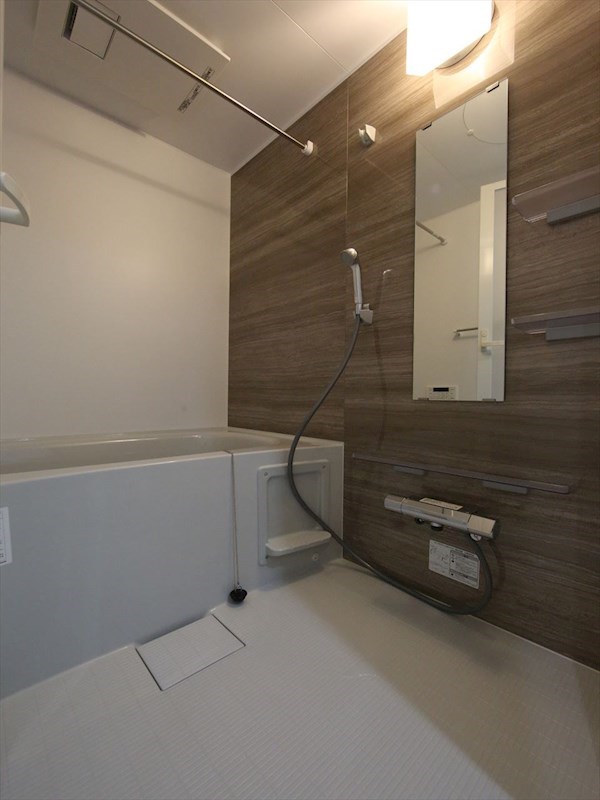 バス・シャワールーム　浴室暖房乾燥機付　追い焚き・オートバス機能付お風呂