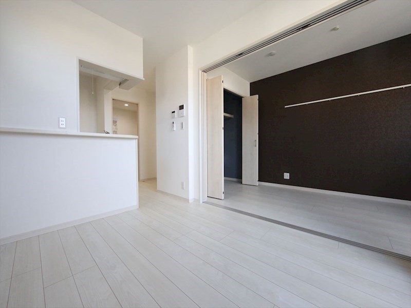 居室・リビング　ＬＤＫ8.2帖　洋室5.1帖　つなげても仕切っても使えます