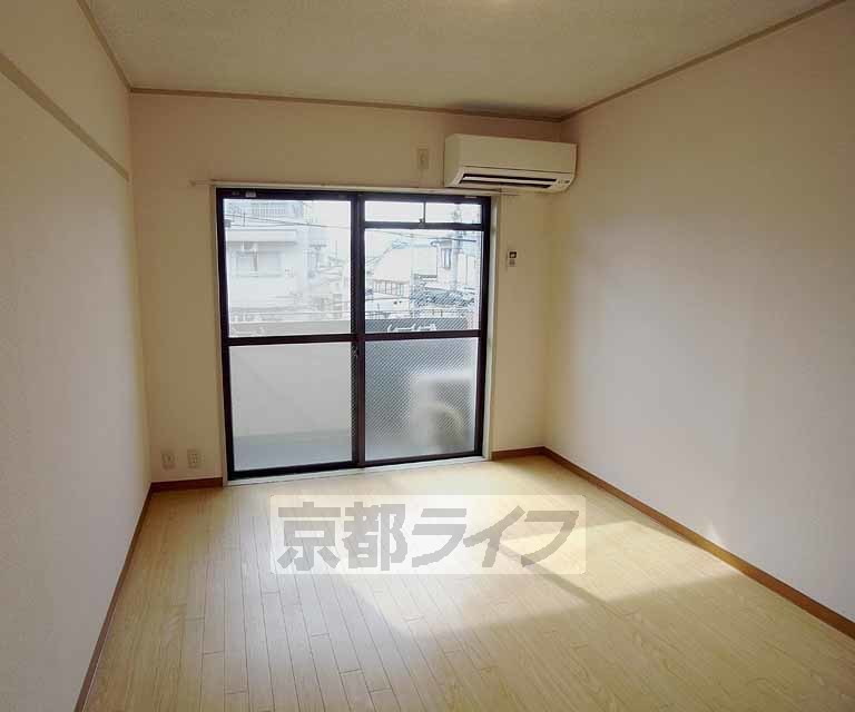 居室・リビング　西向きの前の通りの広いお部屋です。