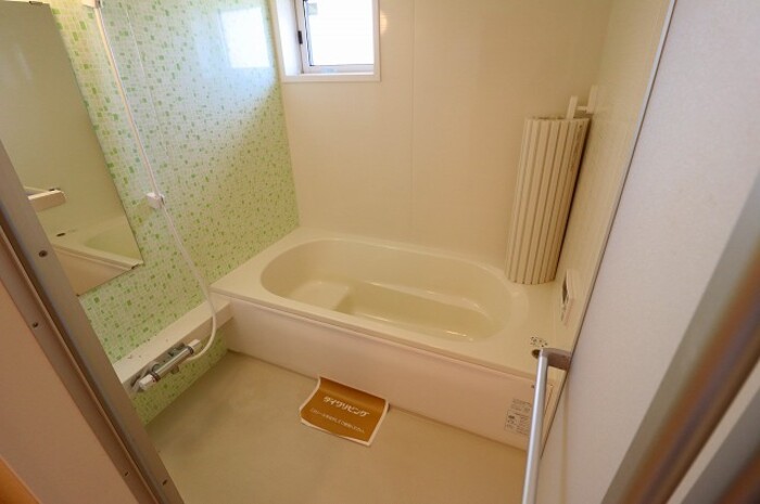 バス・シャワールーム　追い焚き給湯式浴室（小窓付）