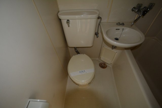 トイレ　浴室内にトイレがあります♪