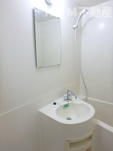 洗面設備　ゆったりとスペースのある洗面所