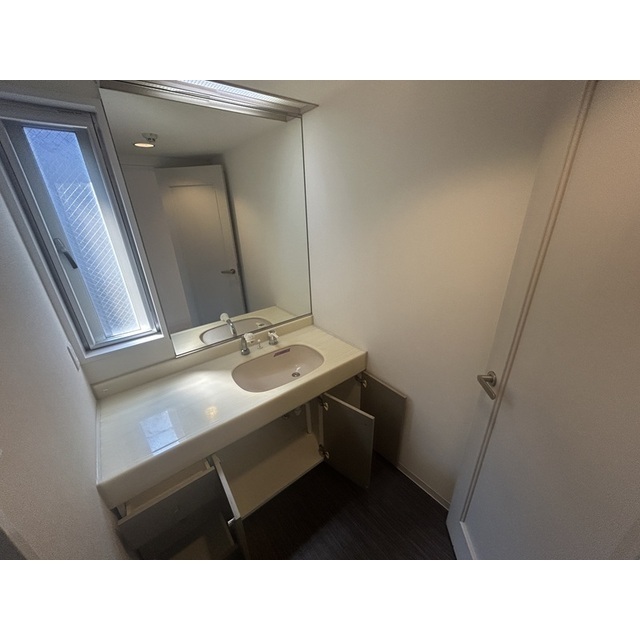 洗面設備　ゆったりとスペースのある洗面所