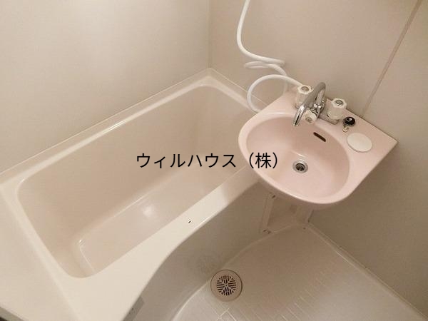 バス・シャワールーム　キレイにリフォームされています！