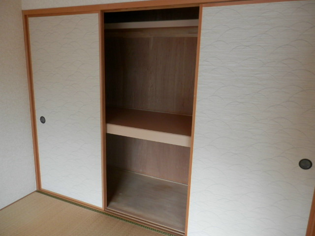 収納　奥行のある週の月の和室です。