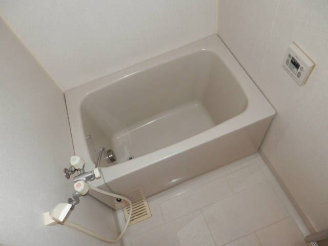 バス・シャワールーム　嬉しい追い焚き機能付きのお風呂です。