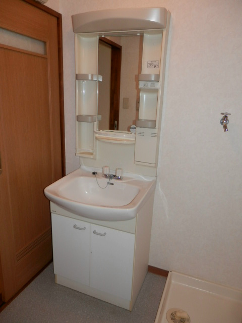 洗面設備　朝に便利な独立洗面台です。