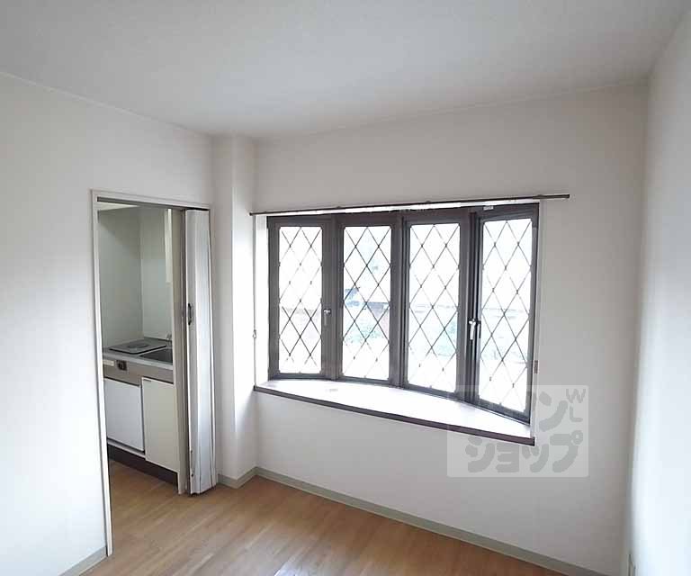 居室・リビング　コチラは出窓とキッチンスペースがございます。