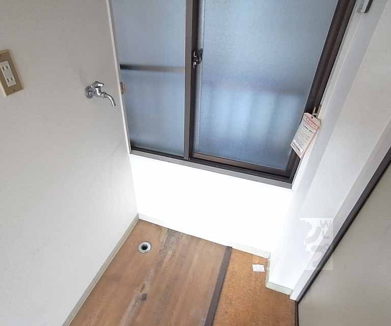 その他設備　玄関と洗濯機設置スペース