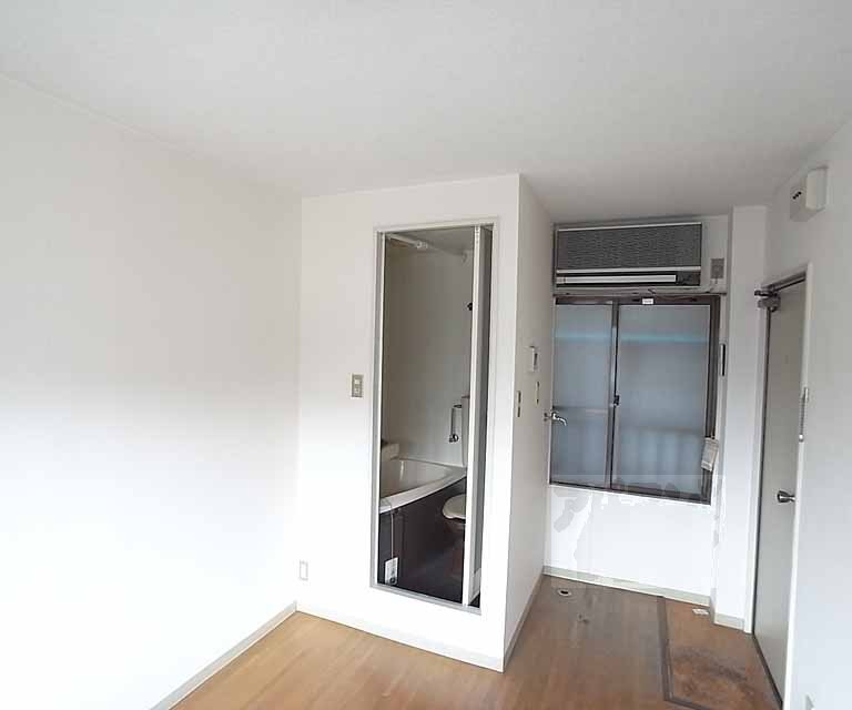 居室・リビング　洋室６帖・奥にお風呂・バルコニー・キッチンがございます。