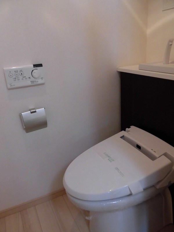 トイレ　ウォシュレット機能付です。