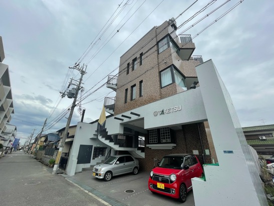 建物外観　オートロックで外部の人間が簡単に出入りできないため安心です。