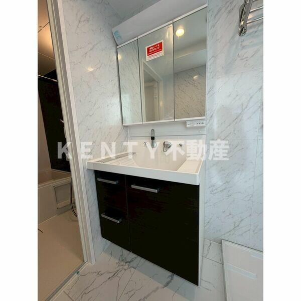 洗面設備　独立洗面化粧台が付いています