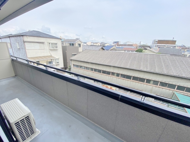 バルコニー　広く日当たりも◎
