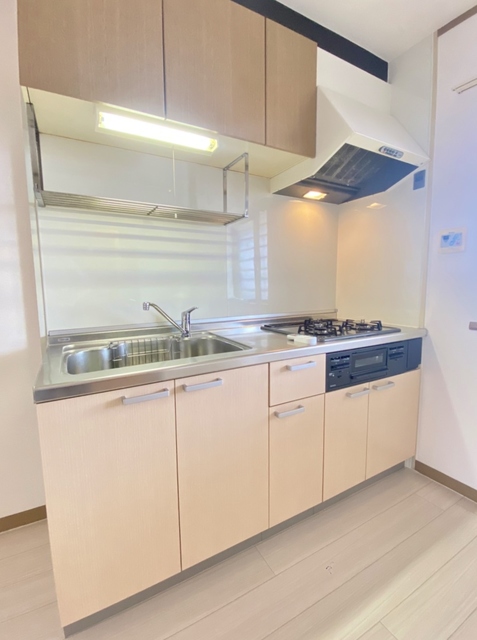 キッチン　３口ガスのシステムキッチン