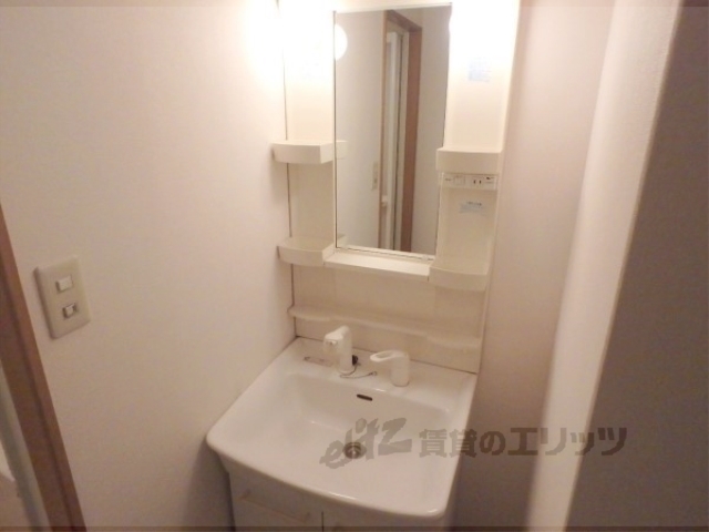 洗面設備　女性に嬉しい洗面台付。